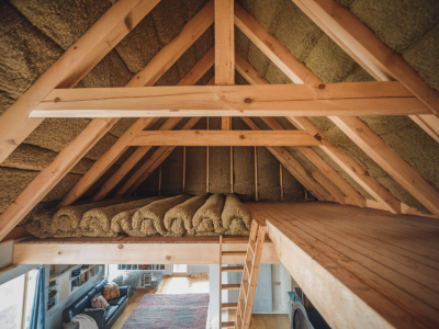 Comment isoler vos combles avec de la laine de bois ou du chanvre : coûts réels, pose DIY et performances mesurées?